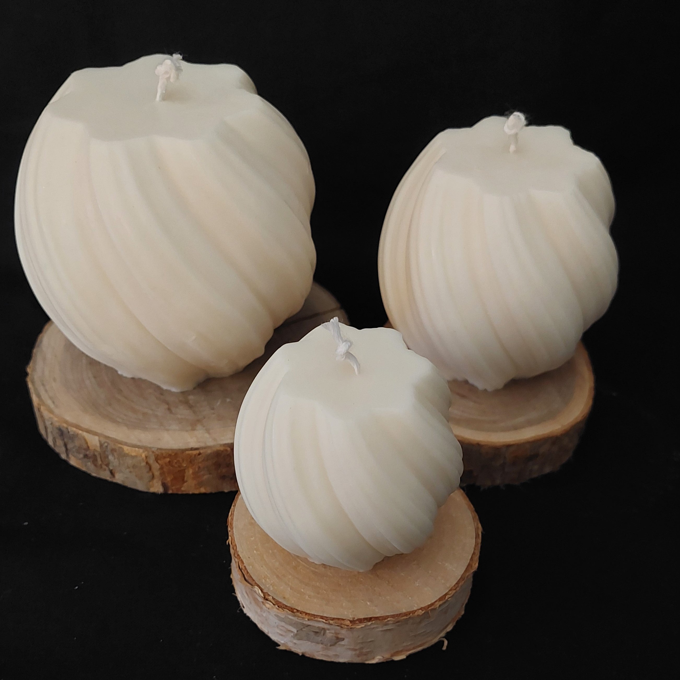 Sierkaarsen - Set witte kaarsen met gedraaid design